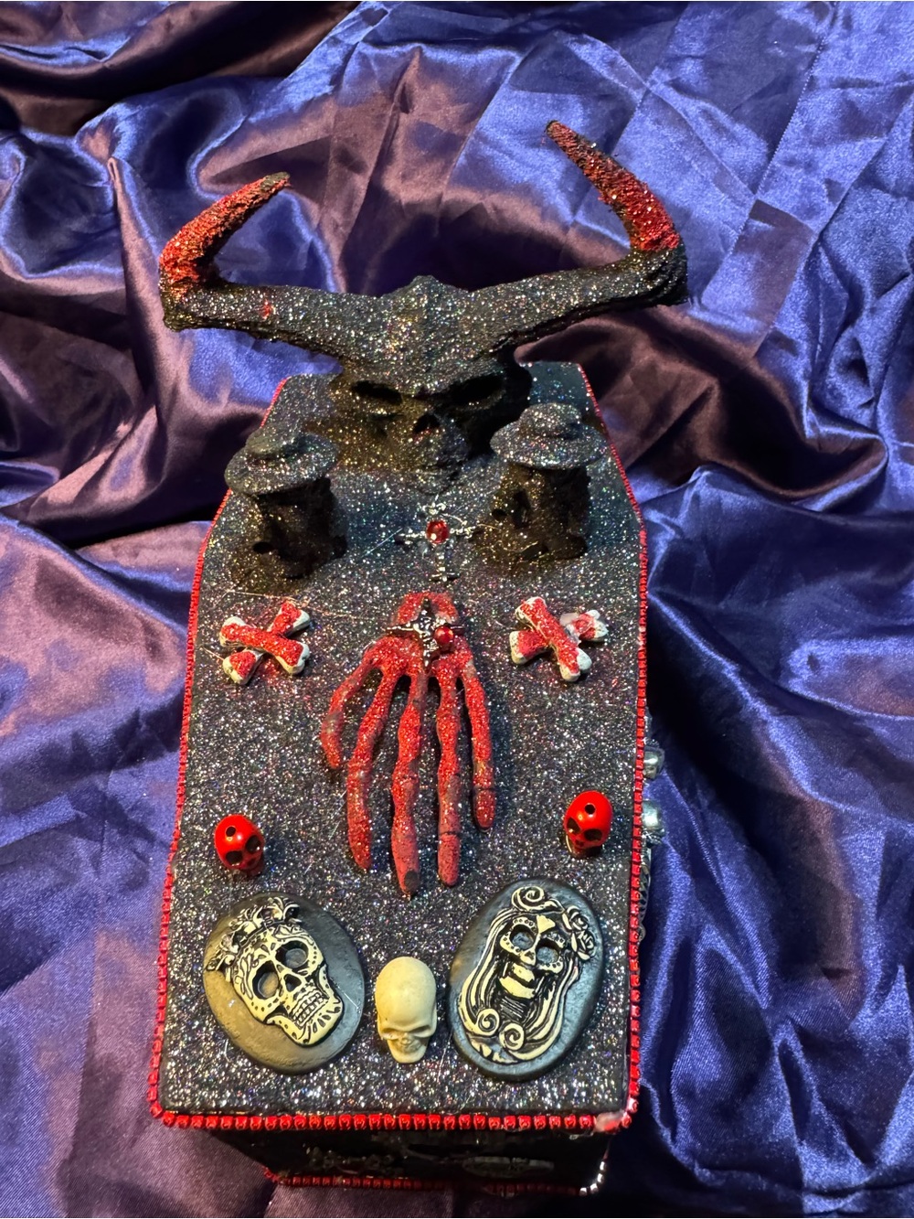 Glitter Skull & Horn Coffin trinket box - Black and Red